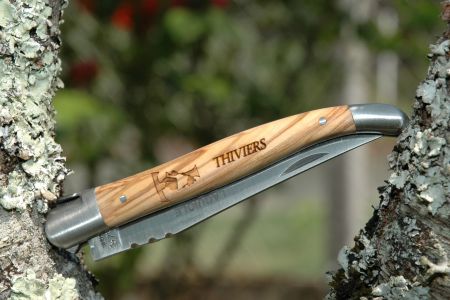 Didier � eu l'id�e de faire fabriquer par la c�l�bre coutellerie Laguiole un couteau aux armes de Thiviers. Couteau de poche de fabrication artisanale.2 mod�les : mitre laiton ou acier. photos Deschconcept