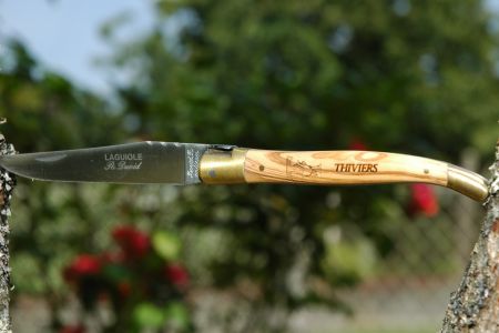 Didier Desgraupes � eu l'id�e de faire fabriquer par la c�l�bre coutellerie Laguiole un couteau aux armes de Thiviers. Couteau de poche de fabrication artisanale.2 mod�les : mitre laiton ou acier. photos Deschconcept